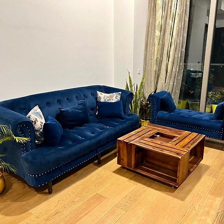 Luxury Master Bedroom With Bathtub N Private Entry グルガウン エクステリア 写真