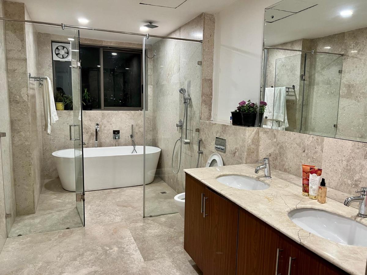 Luxury Master Bedroom With Bathtub N Private Entry グルガウン エクステリア 写真